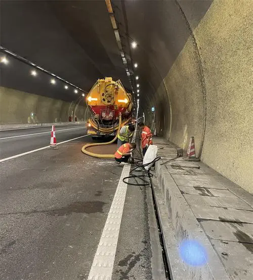 绥阳隧道排水渠清淤